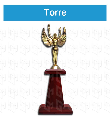 torre madera con figura y placa